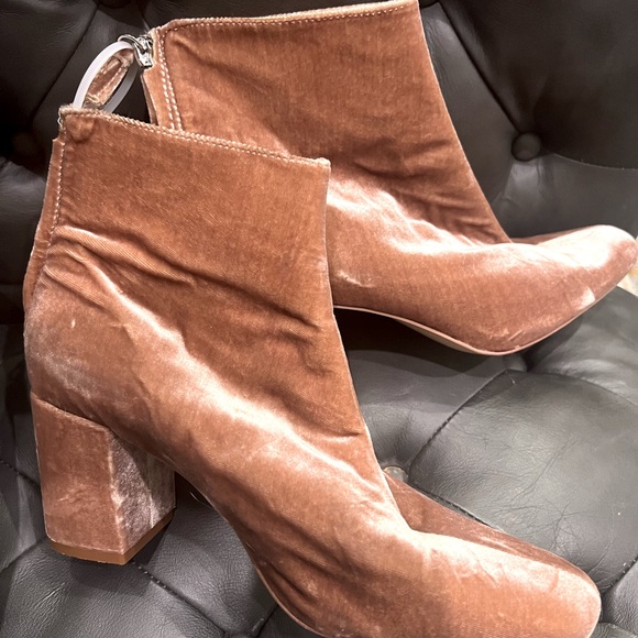 Zara Basic Collections Beige Velvet Ankle Block Heel Booties | Size 41 - Picture 1 of 3